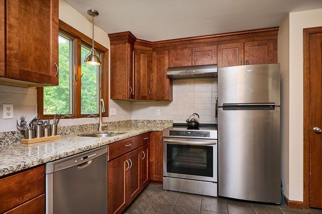 10 Robin Rd, Easthampton, MA 01027