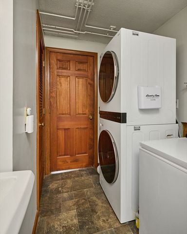 10 Robin Rd, Easthampton, MA 01027