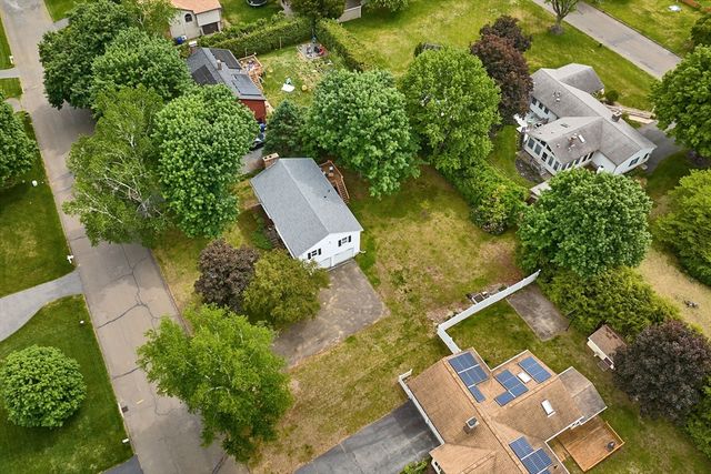 10 Robin Rd, Easthampton, MA 01027