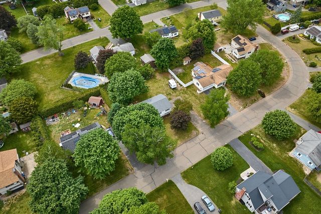 10 Robin Rd, Easthampton, MA 01027