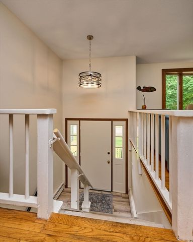 10 Robin Rd, Easthampton, MA 01027