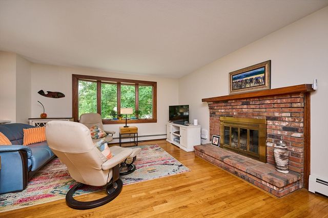 10 Robin Rd, Easthampton, MA 01027