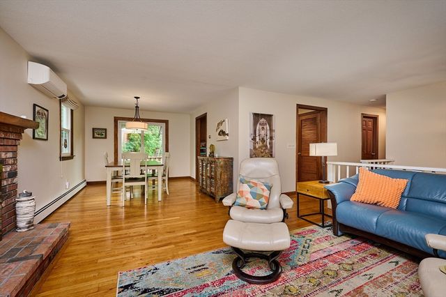 10 Robin Rd, Easthampton, MA 01027