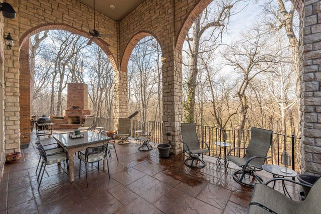 2907 S Ridgewood Lane, Springfield, MO 65809