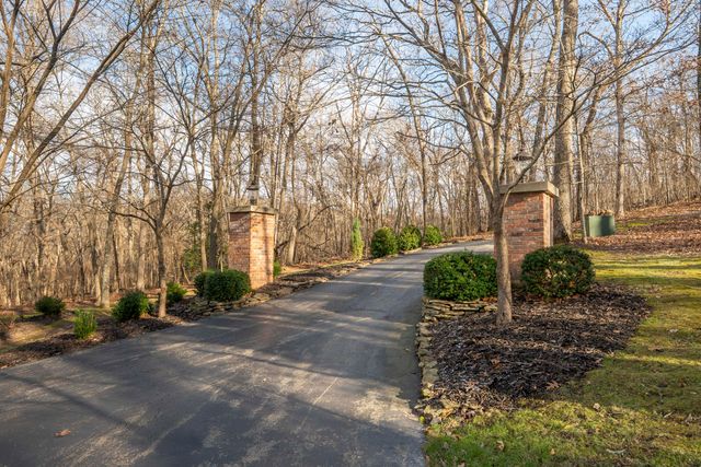 2907 S Ridgewood Lane, Springfield, MO 65809