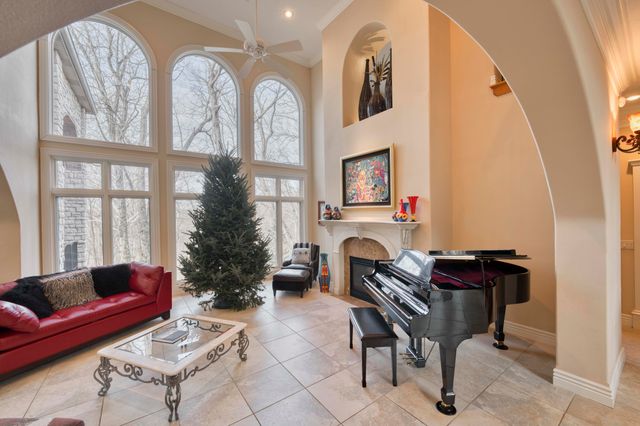 2907 S Ridgewood Lane, Springfield, MO 65809