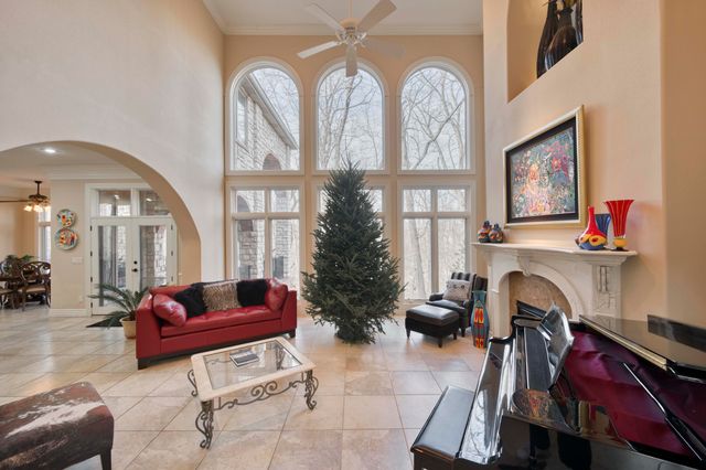 2907 S Ridgewood Lane, Springfield, MO 65809