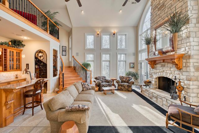 2907 S Ridgewood Lane, Springfield, MO 65809