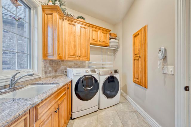 2907 S Ridgewood Lane, Springfield, MO 65809