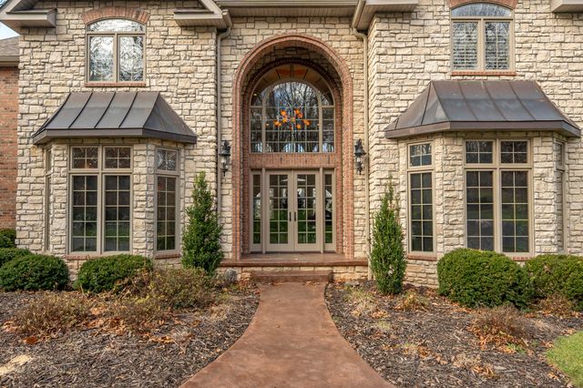 2907 S Ridgewood Lane, Springfield, MO 65809