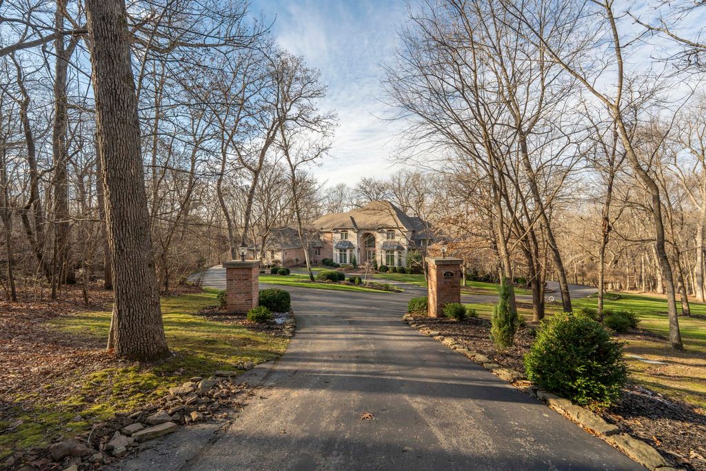 2907 S Ridgewood Lane, Springfield, MO 65809