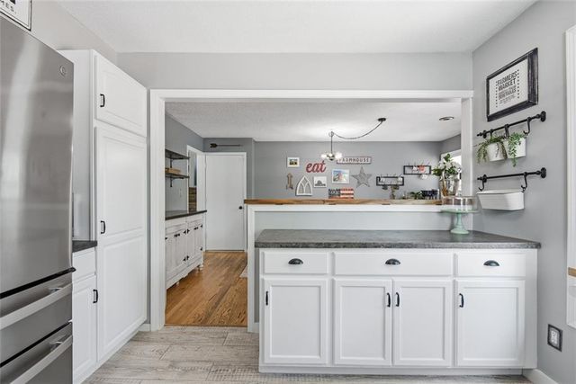 9009 W 82nd Place, Overland Park, KS 66204