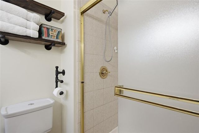 9009 W 82nd Place, Overland Park, KS 66204