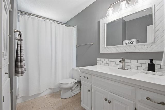 9009 W 82nd Place, Overland Park, KS 66204