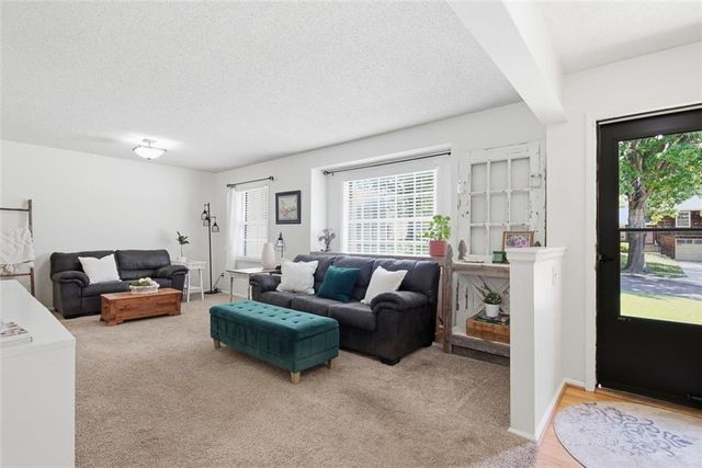 9009 W 82nd Place, Overland Park, KS 66204