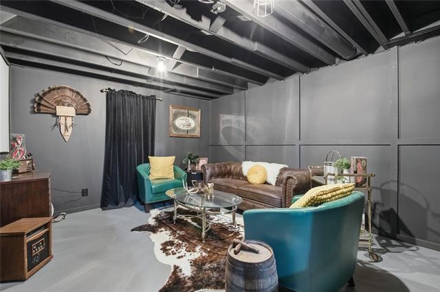 9009 W 82nd Place, Overland Park, KS 66204