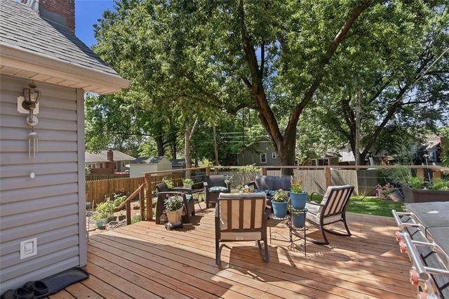 9009 W 82nd Place, Overland Park, KS 66204