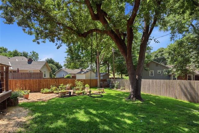 9009 W 82nd Place, Overland Park, KS 66204