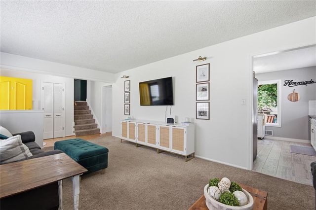 9009 W 82nd Place, Overland Park, KS 66204
