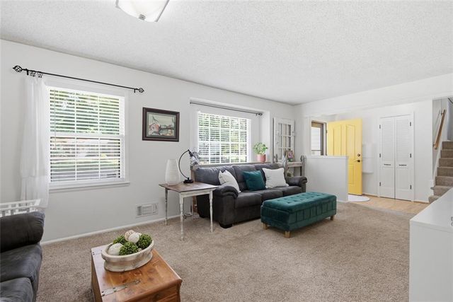 9009 W 82nd Place, Overland Park, KS 66204