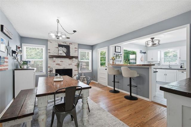 9009 W 82nd Place, Overland Park, KS 66204