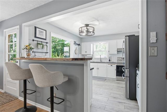 9009 W 82nd Place, Overland Park, KS 66204