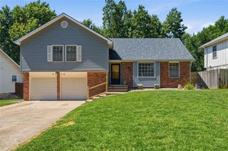 9009 W 82nd Place, Overland Park, KS 66204
