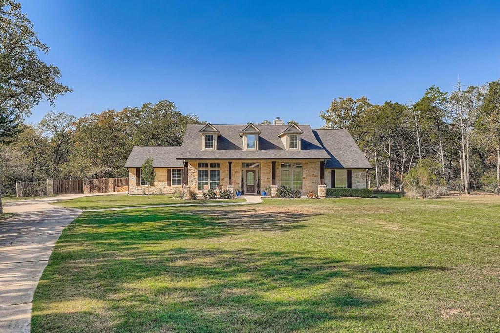 142 Carriage CT, Bastrop, TX 78602