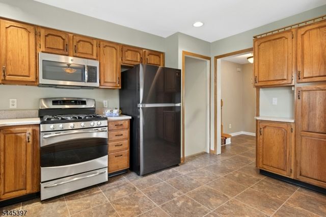 1 Aberdeen Ct, Cranford Twp., NJ 07016