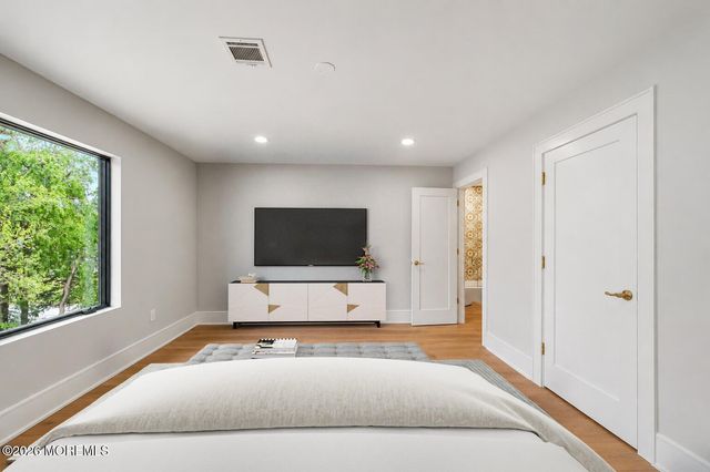 15 Hobart Street, Marlboro, NJ 07746
