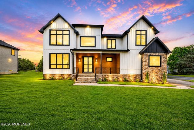 15 Hobart Street, Marlboro, NJ 07746
