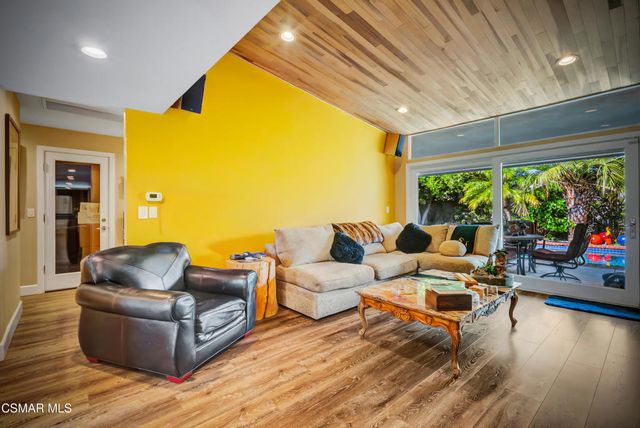 22335 De Grasse Drive, Calabasas, CA 91302