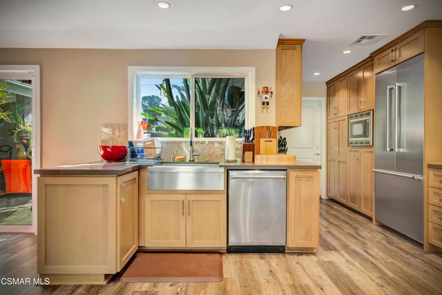 22335 De Grasse Drive, Calabasas, CA 91302