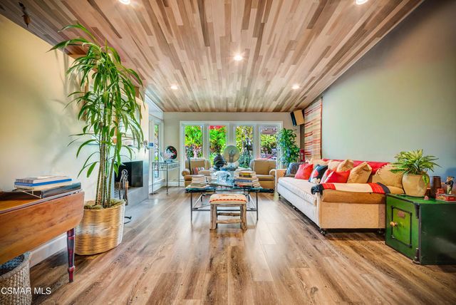 22335 De Grasse Drive, Calabasas, CA 91302