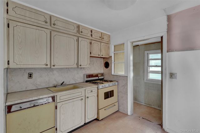 140 Arlington Avenue, Valley Stream, NY 11580