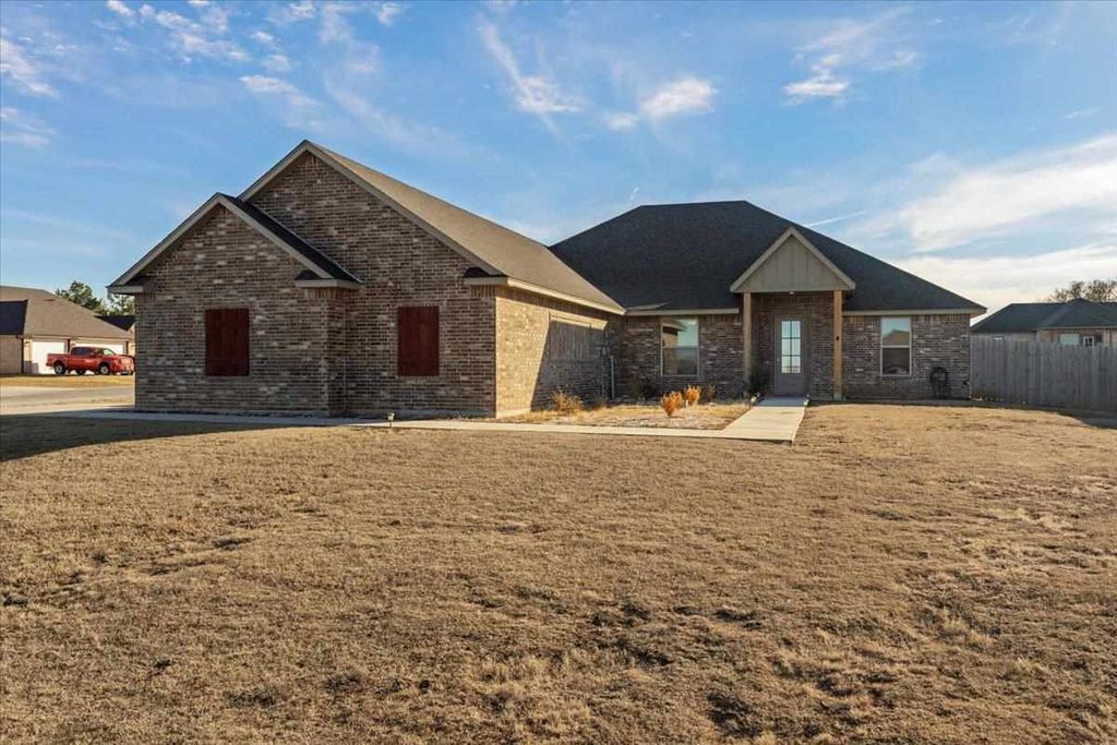 7655 Northgate Dr, Elgin, OK 73538