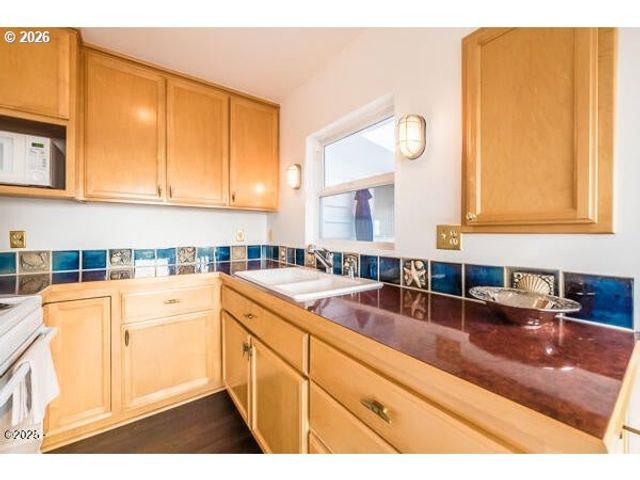 1740 Ne 16TH St, Lincoln City, OR 97367