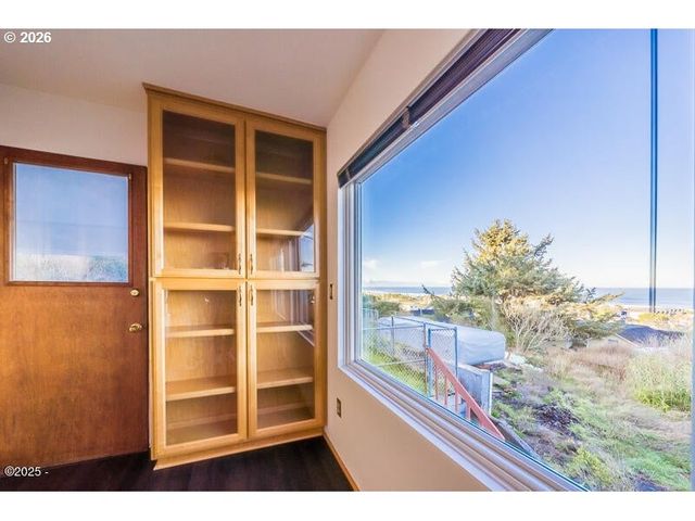 1740 Ne 16TH St, Lincoln City, OR 97367