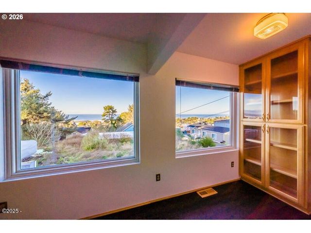 1740 Ne 16TH St, Lincoln City, OR 97367