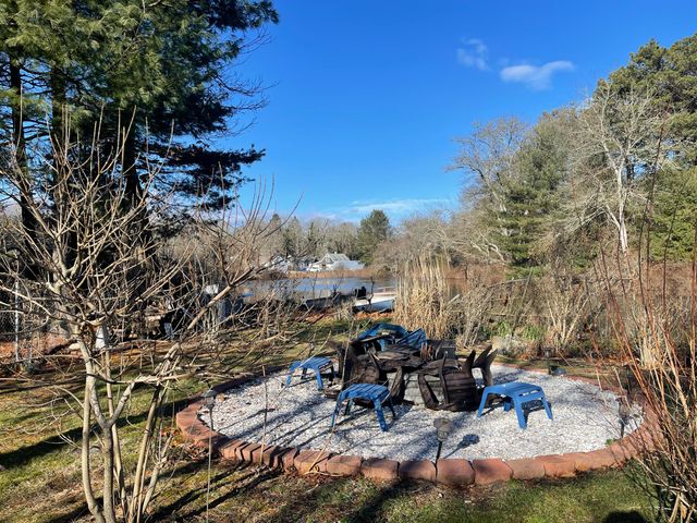 8 Scraggy Neck Rd Extension, Cataumet, MA 02534