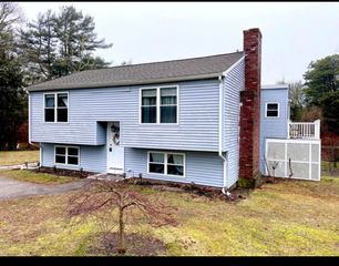 8 Scraggy Neck Rd Extension, Cataumet, MA 02534