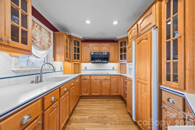 6773 Pinnacle Mountain Road, Zirconia, NC 28790