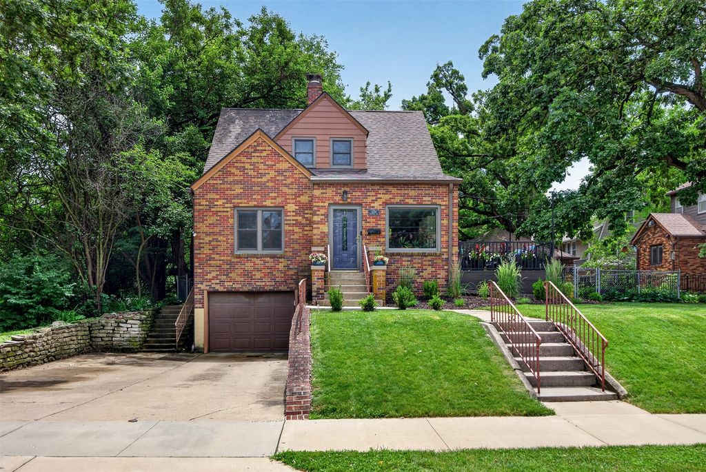 4328 Ingersoll Avenue, Des Moines, IA 50312