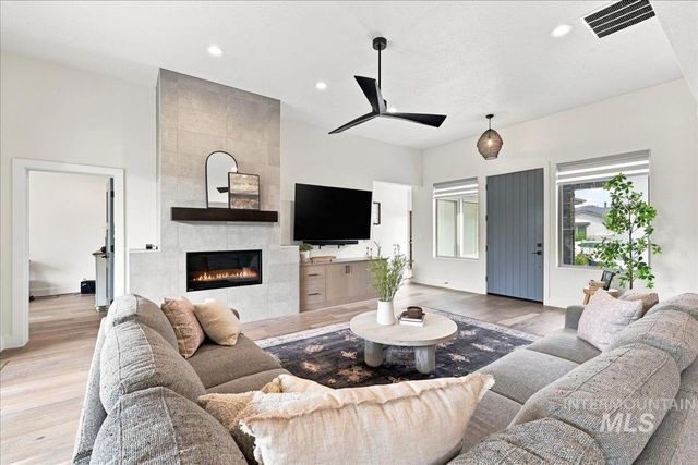 4601 E Copper Point Dr, Meridian, ID 83642