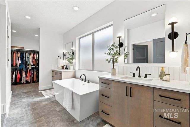 4601 E Copper Point Dr, Meridian, ID 83642