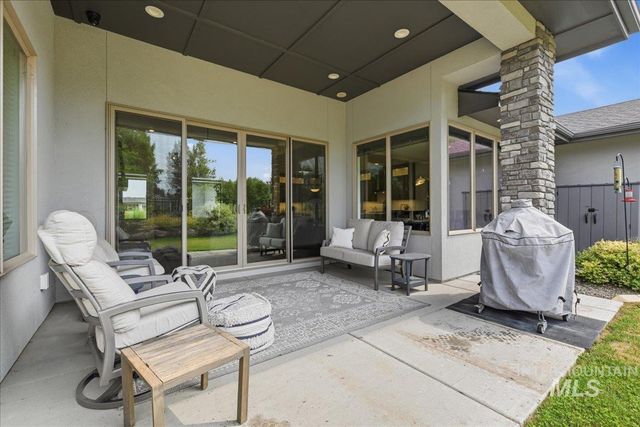 4601 E Copper Point Dr, Meridian, ID 83642