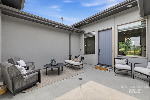 4601 E Copper Point Dr, Meridian, ID 83642