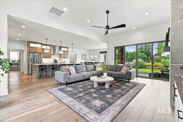 4601 E Copper Point Dr, Meridian, ID 83642