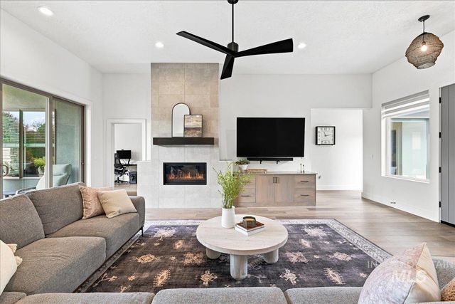 4601 E Copper Point Dr, Meridian, ID 83642