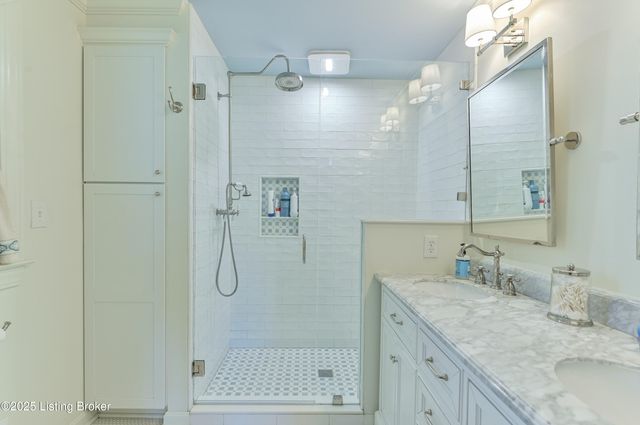 52 Harwood Rd, Louisville, KY 40222